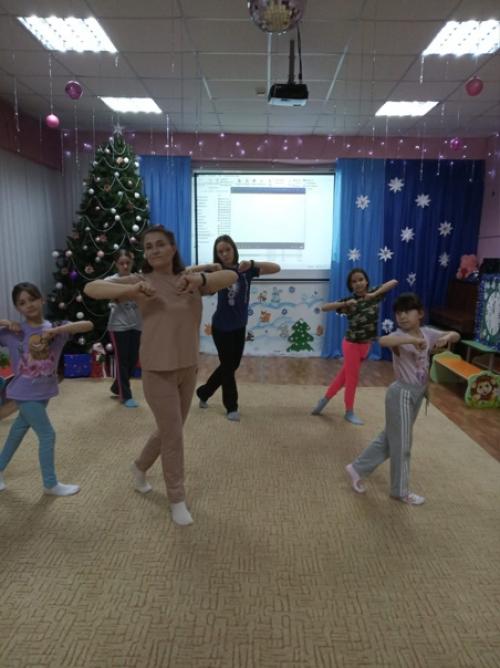 На занятия Веселая Ритмика мы используем фитнес - резинки. 01