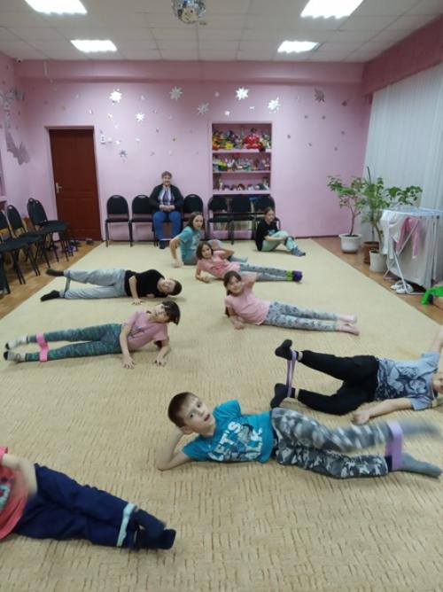 На занятия Веселая Ритмика мы используем фитнес - резинки. 04