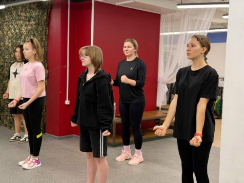 В рамках акции Родительский Урок учащиеся 8 Г класса совместно с классным руководителем а. Е. Семёновым посетили фитнес-клуб Olympus North. 07