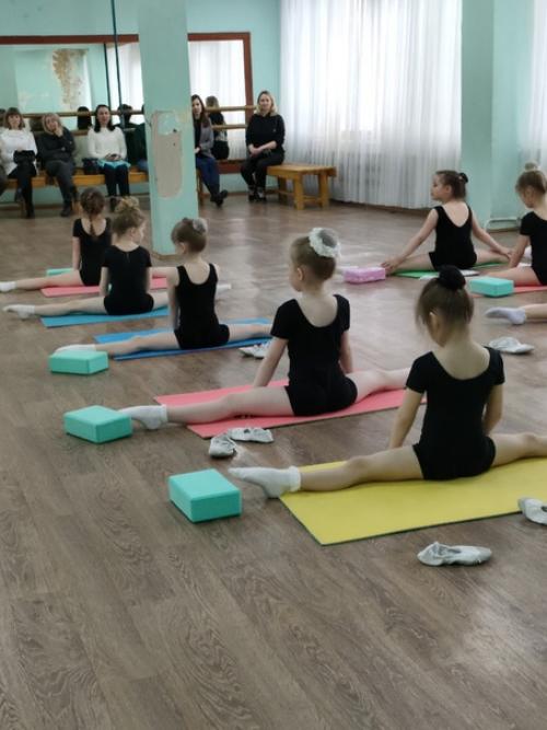 Шпагат.  Для каждого танцора умение садиться на шпагат - это такая же необходимость, как и прямая осанка. 04 Шпагат.  Для каждого танцора умение садиться на шпагат - это такая же необходимость, как и прямая осанка. 04