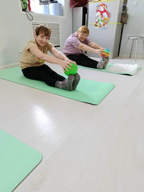 Включите в свою домашнюю разминку упражнения с мячом и получите эффект от занятий намного больше. 01