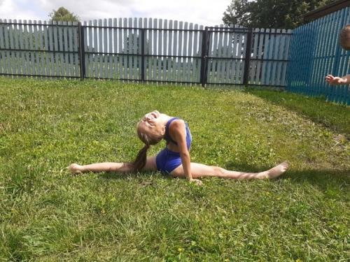 Шпагат.  Для каждого танцора умение садиться на шпагат - это такая же необходимость, как и прямая осанка. 02 Шпагат.  Для каждого танцора умение садиться на шпагат - это такая же необходимость, как и прямая осанка. 02