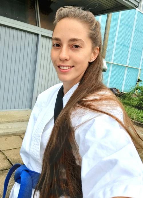 Спасибо всем, кто участвовал в голосовании, за один вариант неправды и. всё правильно победил верный вариант. 01