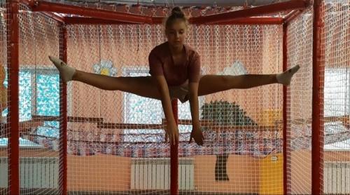 Шпагат.  Для каждого танцора умение садиться на шпагат - это такая же необходимость, как и прямая осанка. 03 Шпагат.  Для каждого танцора умение садиться на шпагат - это такая же необходимость, как и прямая осанка. 03