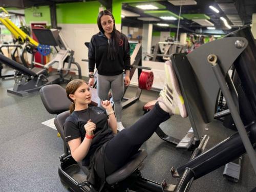 В рамках акции Родительский Урок учащиеся 8 Г класса совместно с классным руководителем а. Е. Семёновым посетили фитнес-клуб Olympus North. 05