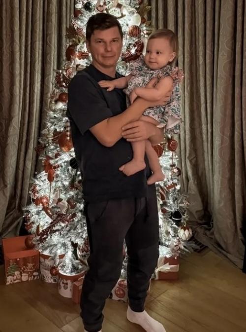 Подруга Андрея Аршавина появилась на фото, где она держит на руках их годовалую дочь, показывая её лицо. 02