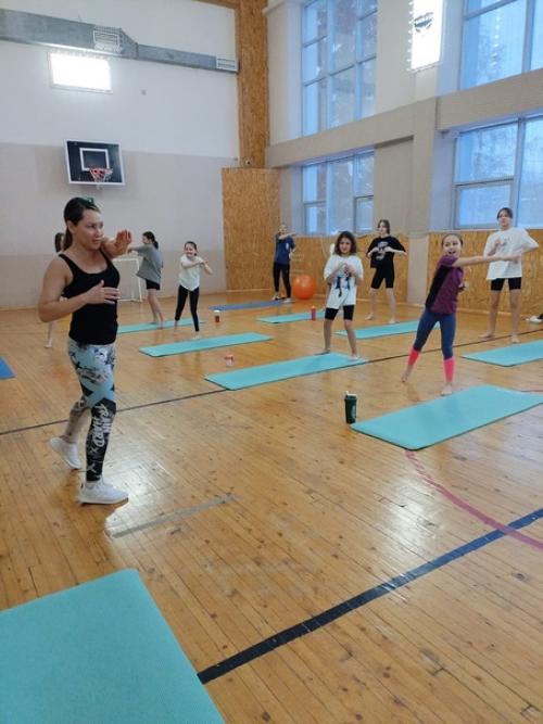 В это субботнее утро тренеры - преподаватели спортивной школы алмаз зиннатнуров М. а. и Смирнова Е. а. провели активное фитнес утро. 02