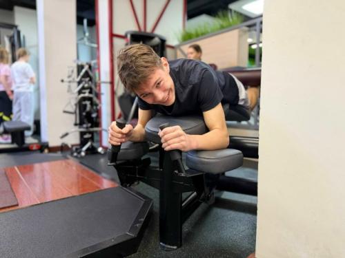 В рамках акции Родительский Урок учащиеся 8 Г класса совместно с классным руководителем а. Е. Семёновым посетили фитнес-клуб Olympus North. 04