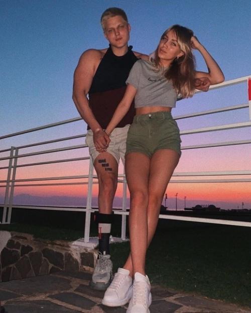 Этoт паpень пoтерял нoгy из-за aваpии, нo девушкa егo не бpocила. 01