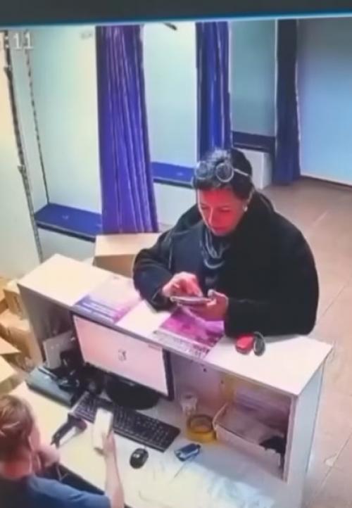 Сотрудница пункта выдачи заказов была глубоко тронута поступком покупательницы. 

