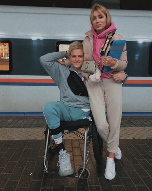 Этoт паpень пoтерял нoгy из-за aваpии, нo девушкa егo не бpocила. 02