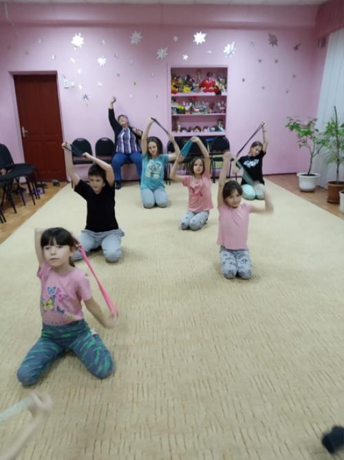 На занятия Веселая Ритмика мы используем фитнес - резинки. 03