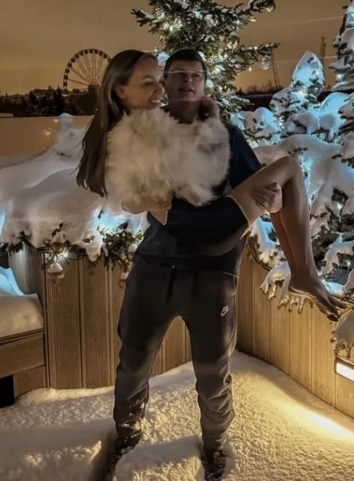 Подруга Андрея Аршавина появилась на фото, где она держит на руках их годовалую дочь, показывая её лицо. 01