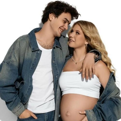 Мамы без декрета: кто из звёзд работал на поздних сроках беременности и сразу после родов. 05