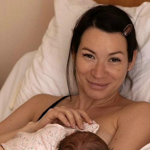 Мамы без декрета: кто из звёзд работал на поздних сроках беременности и сразу после родов. 03