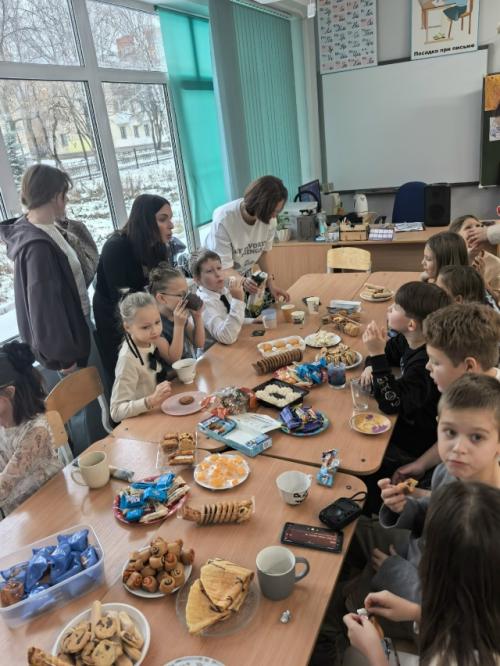 В 3б классе прошло мероприятие, которое было посвященно такому нежному и трогательному празднику, как день матери. 03