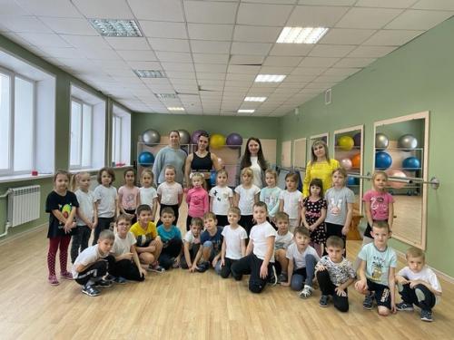 18 ноября в рамках сотрудничества со СК Химик воспитанники старшей и подготовительной групп посетили спорткомплекс. 04