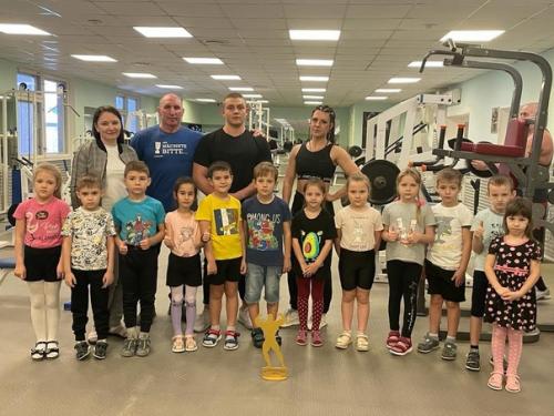 18 ноября в рамках сотрудничества со СК Химик воспитанники старшей и подготовительной групп посетили спорткомплекс. 03