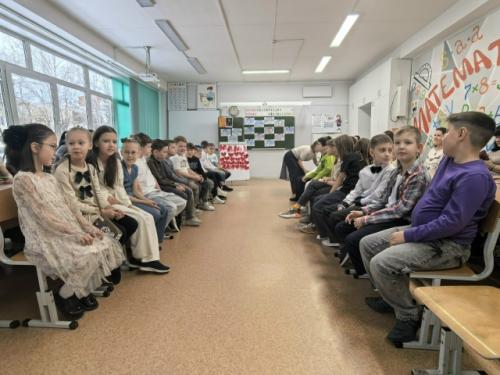 В 3б классе прошло мероприятие, которое было посвященно такому нежному и трогательному празднику, как день матери. 01