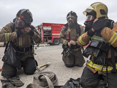 В здании фитнес-клуба GW - Fitness прошла тренировочная эвакуация с привлечением пожарно - спасательной техники. 02