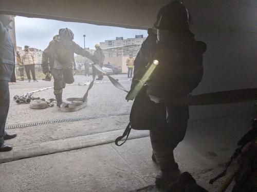 В здании фитнес-клуба GW - Fitness прошла тренировочная эвакуация с привлечением пожарно - спасательной техники. 01