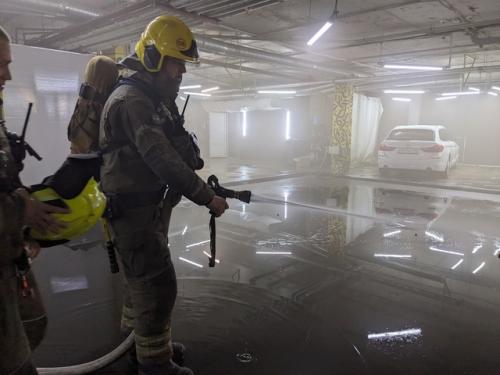 В здании фитнес-клуба GW - Fitness прошла тренировочная эвакуация с привлечением пожарно - спасательной техники. 08