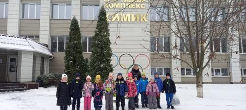 18 ноября в рамках сотрудничества со СК Химик воспитанники старшей и подготовительной групп посетили спорткомплекс. 01