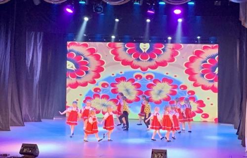 Дорогие женщины, милые мамы, всех вас с днём матери поздравляет районный центр внешкольной работы с. выльгорт. 04