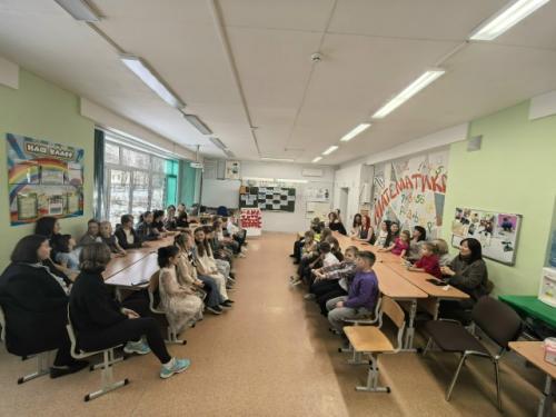 В 3б классе прошло мероприятие, которое было посвященно такому нежному и трогательному празднику, как день матери. 02