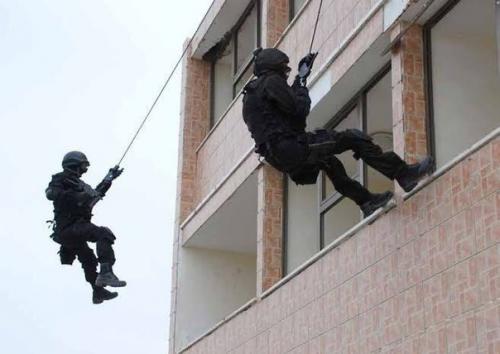 - тренировочный процесс на службе, куда подал заявку тэхен, может выглядеть следующим образом: 01