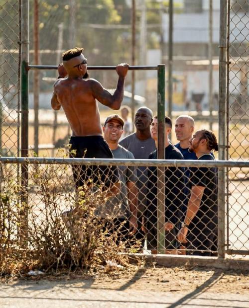 Зе Роберто - пример для подражания: феноменальная форма легендарного футболиста в 2025 году. 03