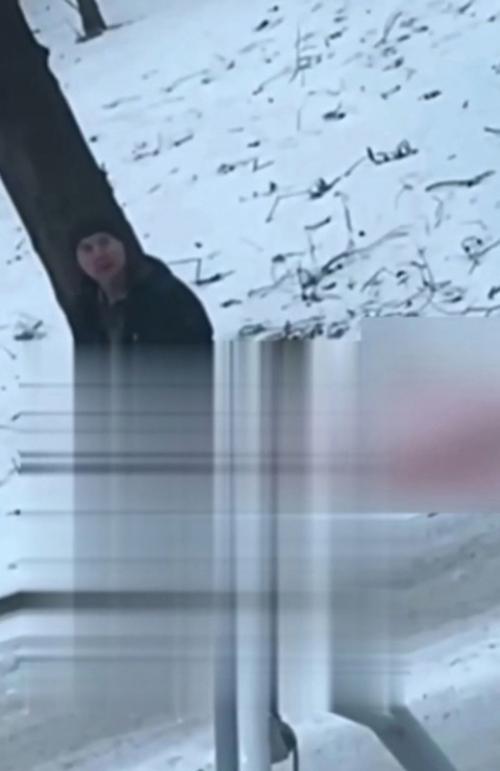 Необычные события в Красноярске: мужчина беспокоит студентов. 01