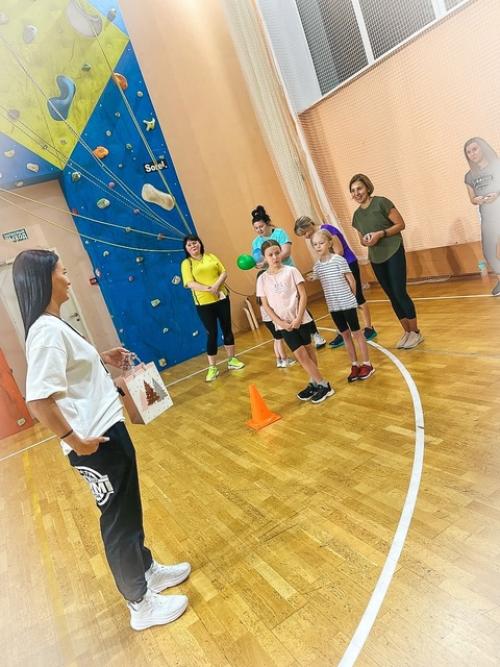 Фитнес - это не просто про тренировки, это еще и про дружбу, хорошую компанию и веселое настроение. 02