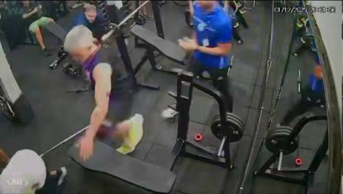 Смертельная ошибка: штанга вырвалась из рук и убила спортсмена в бразильском фитнес-клубе. 01