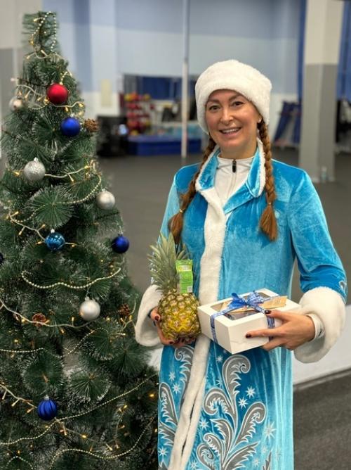 Вот уже 20 лет я сохраняю хорошую добрую традицию и провожу последние тренировки в году уходящем в сказочных костюмах, в этом году я снегурочка. 01