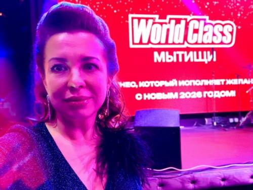 Корпоратив фитнес клуба World Class Мытищи проходит в стиле 90-х. спортсмены и тренеры постарались и оделись соответственно. 03