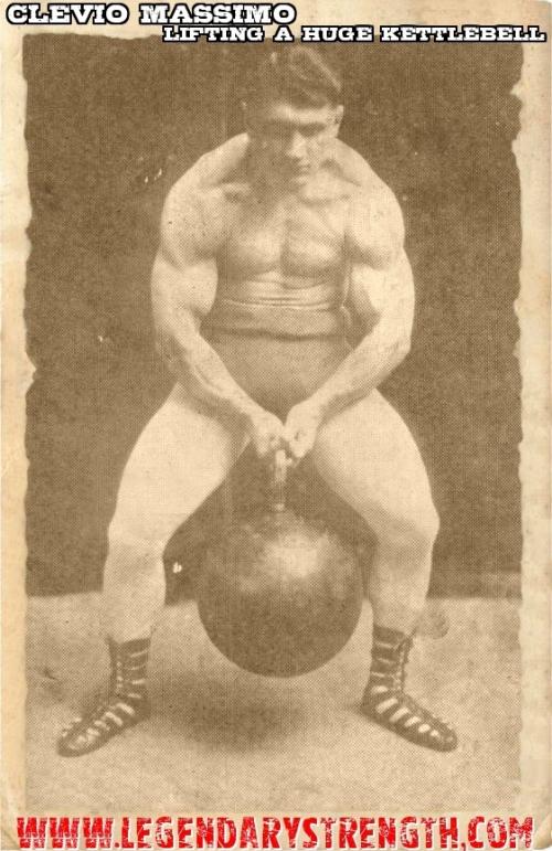 Клевио Массимо: силач, который играл на скрипке во время стоек. 03