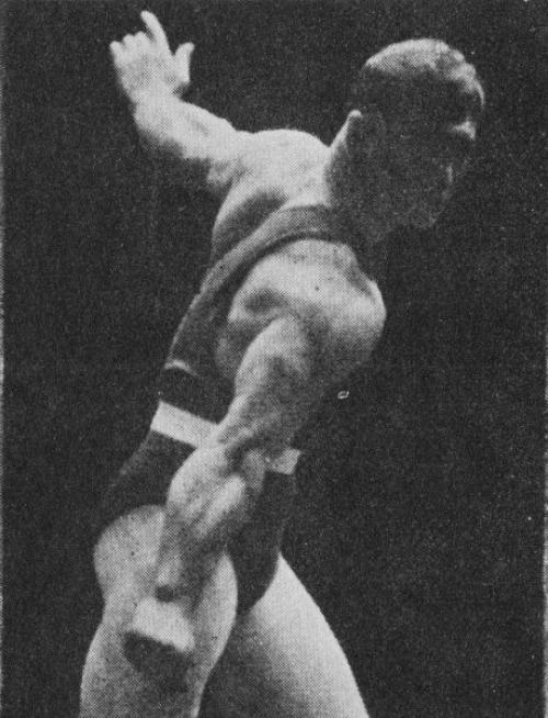 Клевио Массимо: силач, который играл на скрипке во время стоек. 01