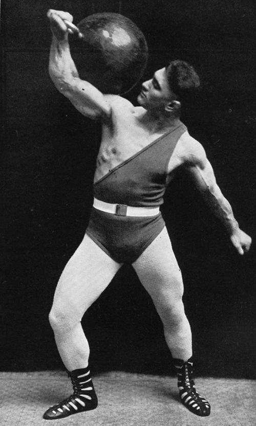 Клевио Массимо: силач, который играл на скрипке во время стоек. 02