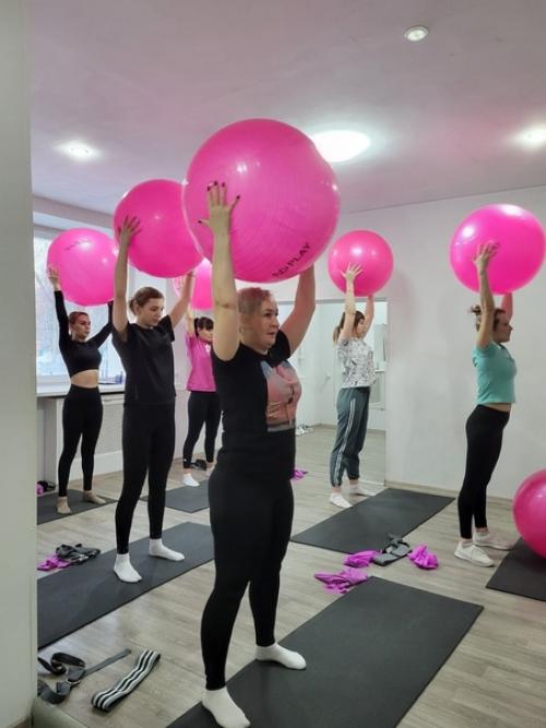 1 февраля в Fit Studio прошло бесплатное занятие по фитнесу для всех желающих, приуроченое ко дню женского спорта. 01