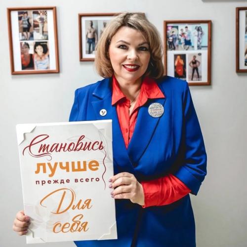 Часть волос собирается сзади в пучок, который послужит основой для создания элегантной прически. 02