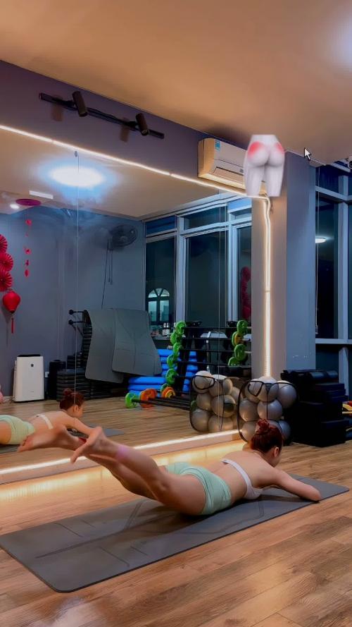 Укрепляйте трицепс бедра и ягодичные мышцы с помощью этой простой тренировки. 06