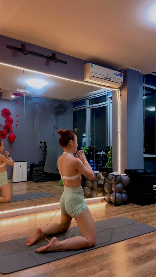 Укрепляйте трицепс бедра и ягодичные мышцы с помощью этой простой тренировки. 03