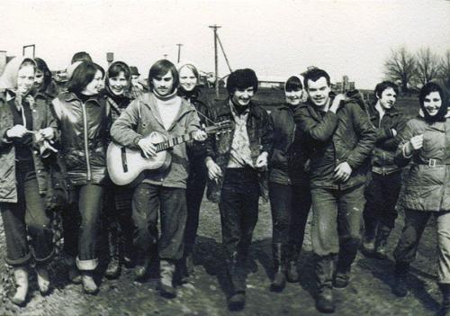 На картошку!  Одной из почётных обязанностей студента в Ссср была поездка на Картошку. 02