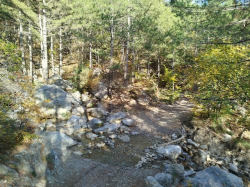 Ущелье УЧ- кош.  Ущелье расположено возле Ялты и является частью горно - лесного заповедника (имейте с собой пропуск на всякий случай. 05