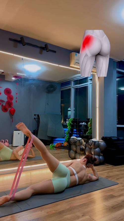 Укрепляйте трицепс бедра и ягодичные мышцы с помощью этой простой тренировки. 05