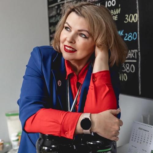 Часть волос собирается сзади в пучок, который послужит основой для создания элегантной прически. 01