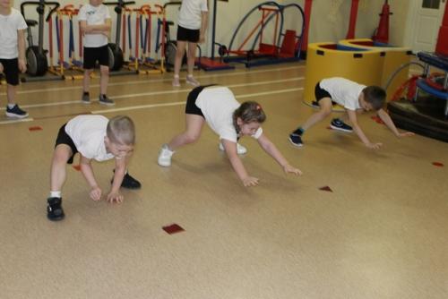 Воспитанники детского сада номер 66 Забавушка на занятиях по физической культуре занимаются современным кроулингом. 01