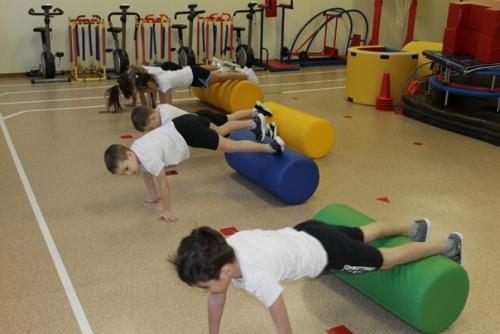 Воспитанники детского сада номер 66 Забавушка на занятиях по физической культуре занимаются современным кроулингом. 02