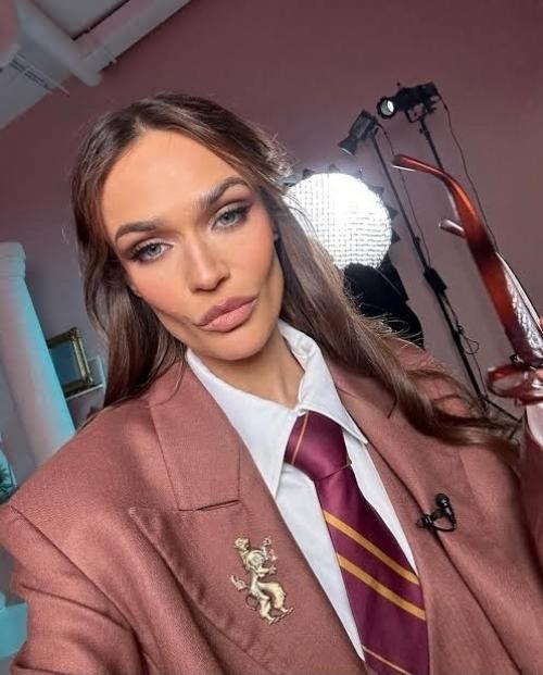 Алена водонаева высмеяла пост Ксении Бородиной, в котором телеведущая назвала своего супруга Своей Вселенной. 02